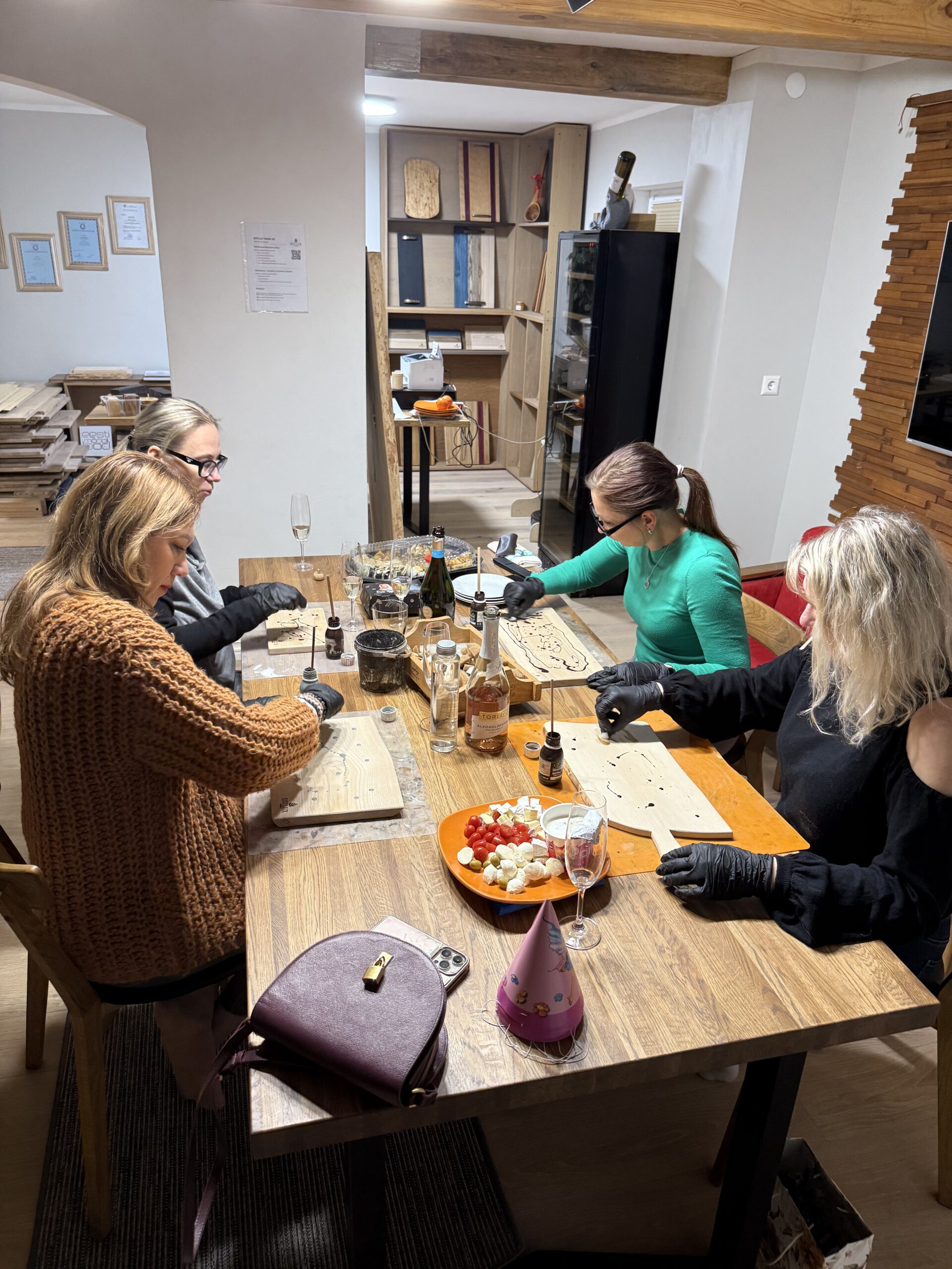 lõikelaua tegemise töötuba koos veinidegustatsiooniga