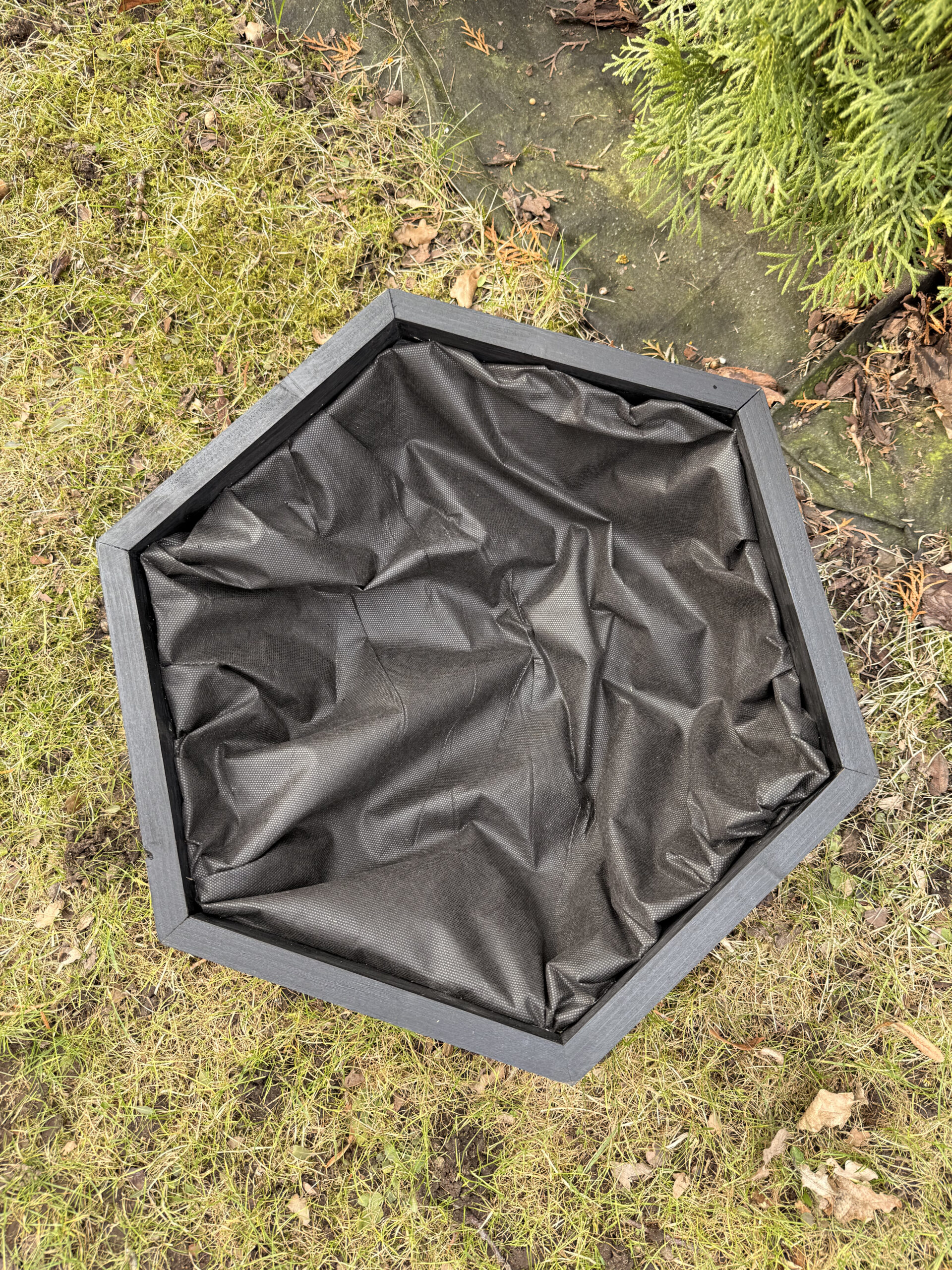 kuusnurkne puidust taime ja lillekast – 50 cm diameetriga