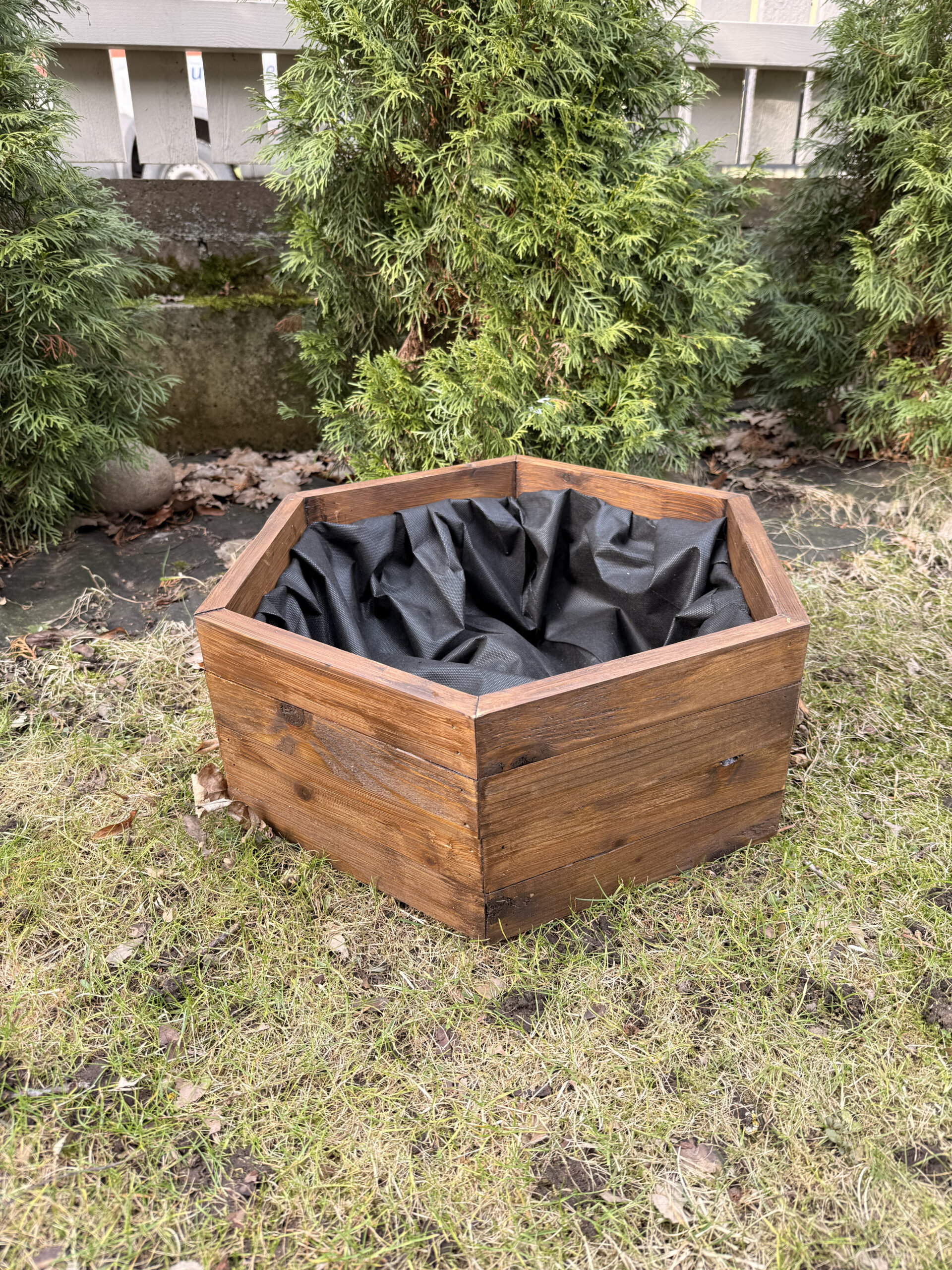 kuusnurkne puidust taime ja lillekast – 50 cm diameetriga