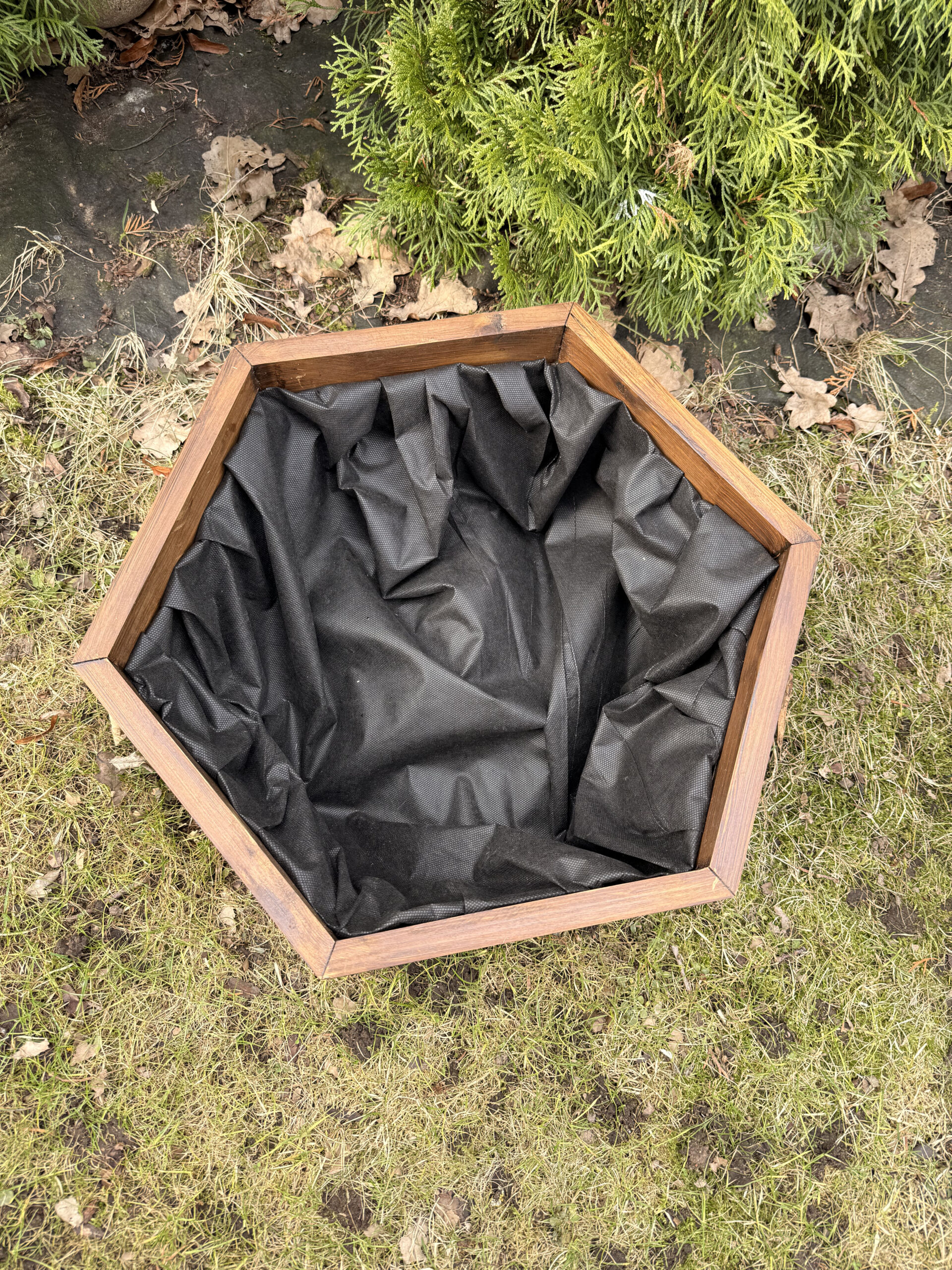 kuusnurkne puidust taime ja lillekast – 50 cm diameetriga