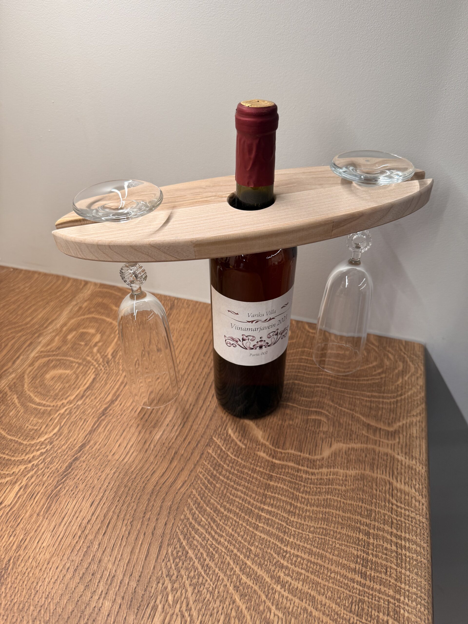 veinipudeli serveerimisalus kahele klaasile