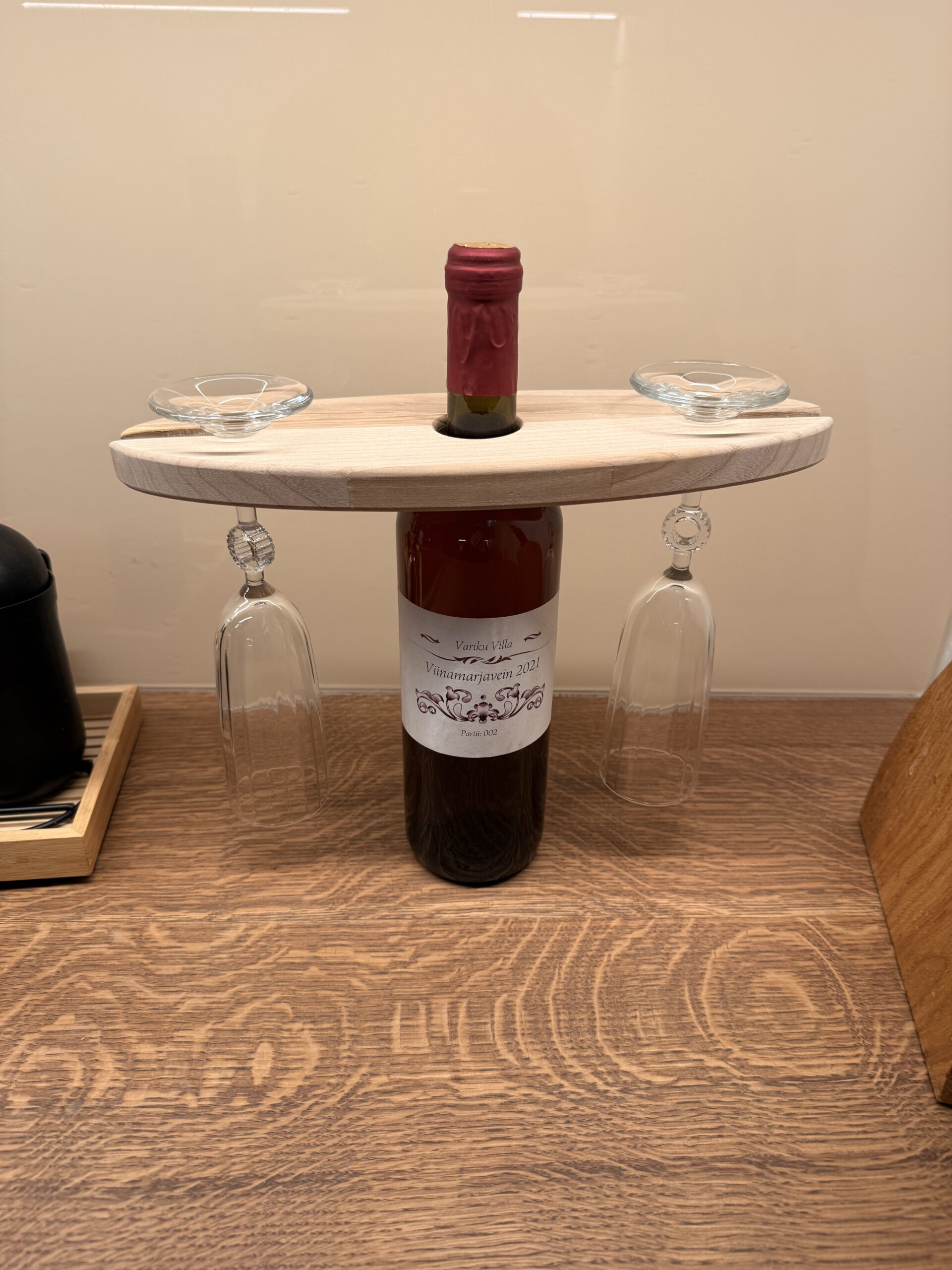 veinipudeli serveerimisalus kahele klaasile