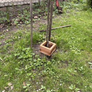 taaskasutatud puidust istikukaitse / robotniiduki kaitse immutatud puit